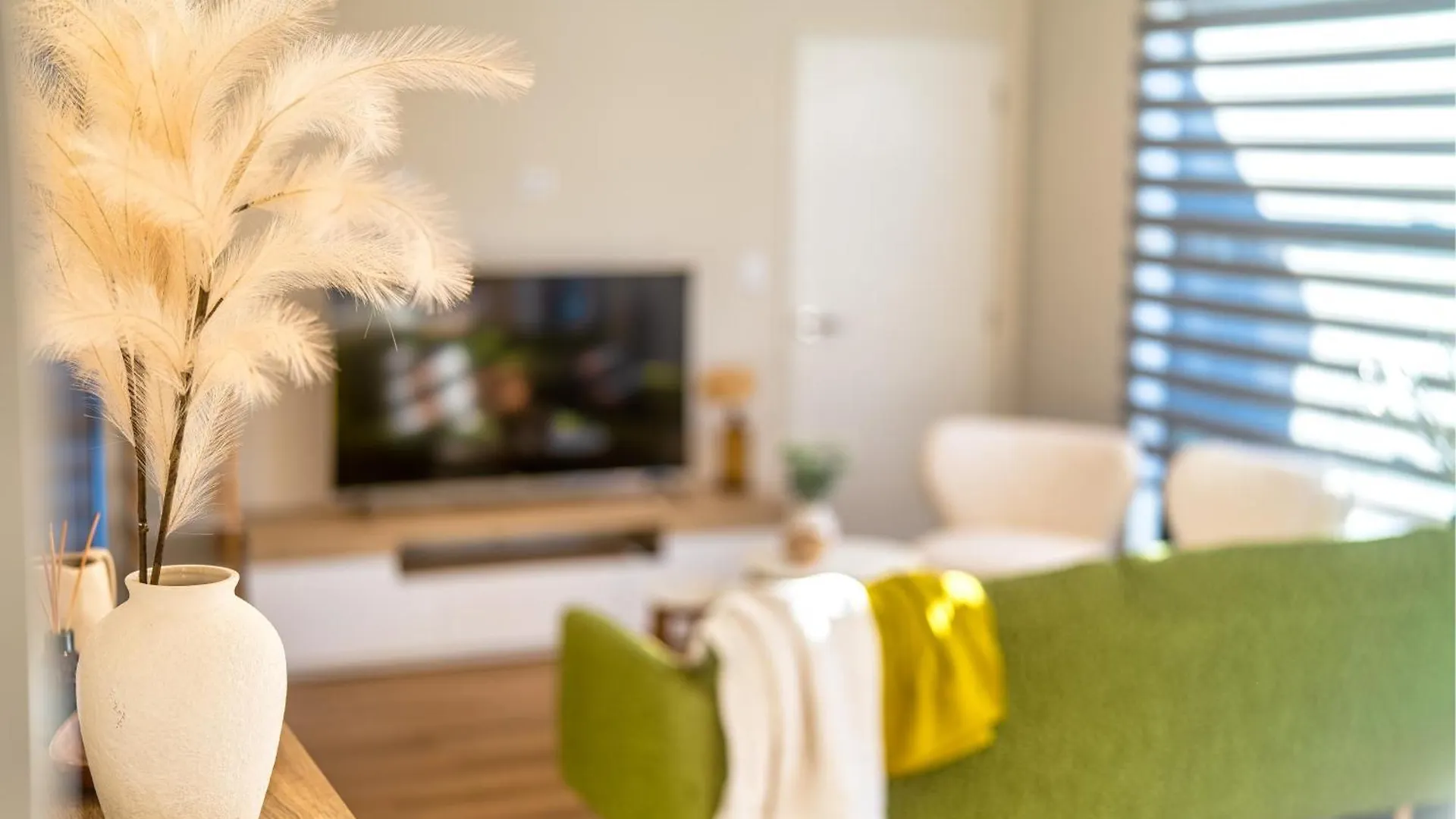 3 Bed Home With Pool Table, Near Westfield Mall Christchurch New Zealand