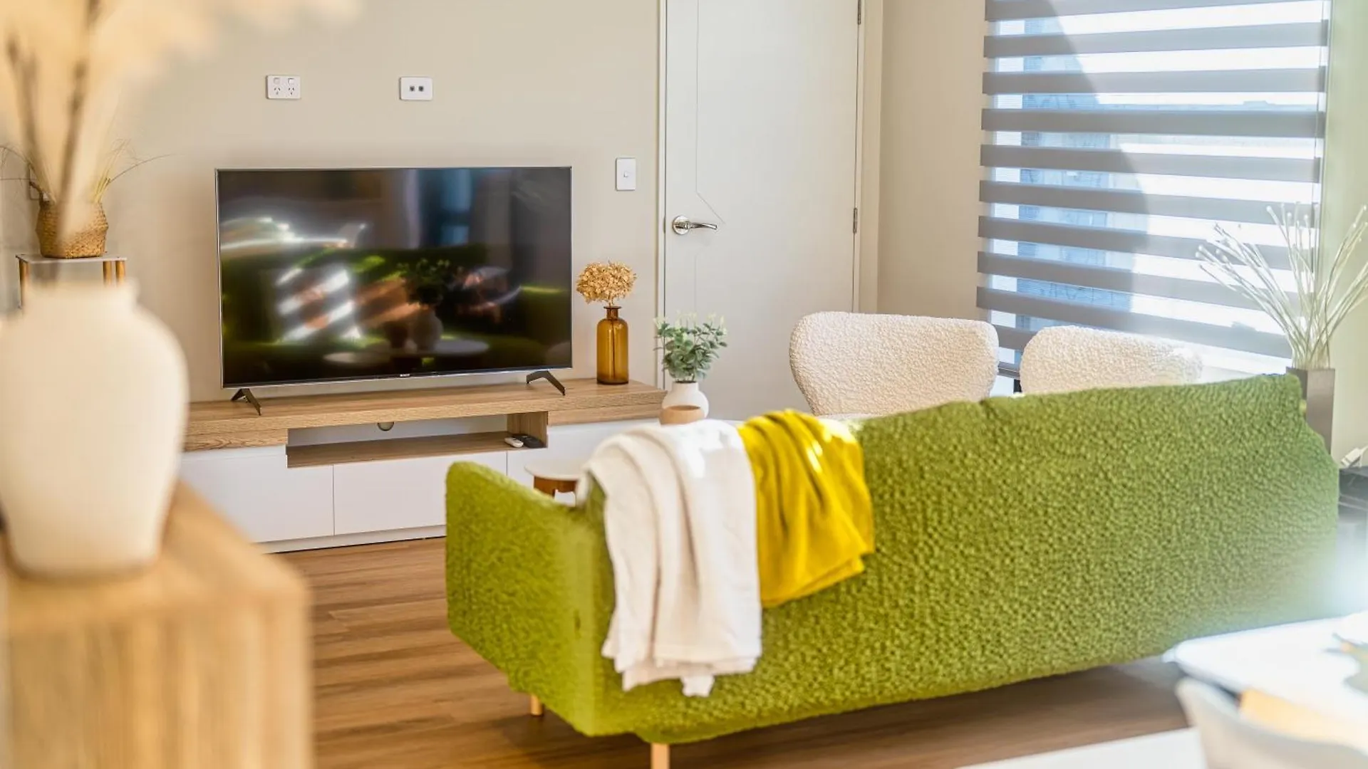 Apartment 3 Bed Home With Pool Table, Near Westfield Mall Christchurch New Zealand