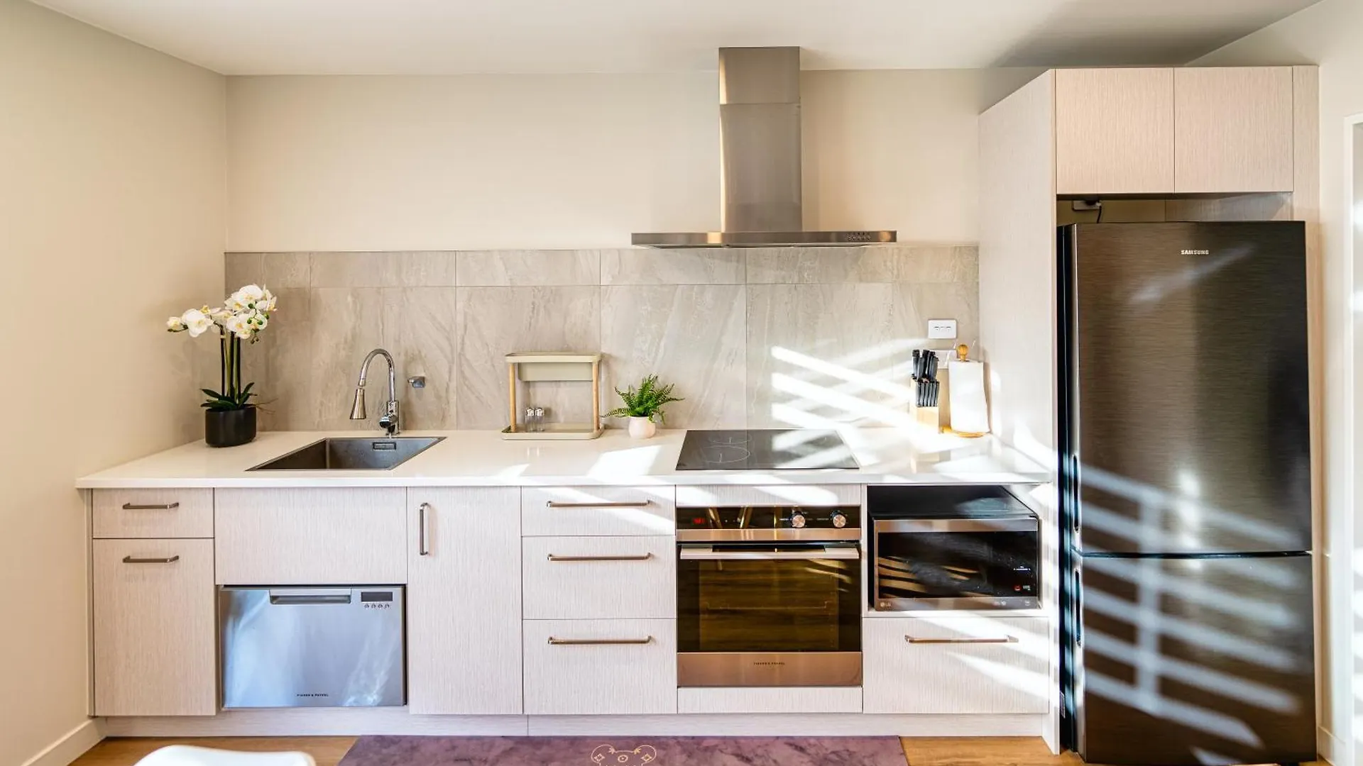 Apartment 3 Bed Home With Pool Table, Near Westfield Mall Christchurch