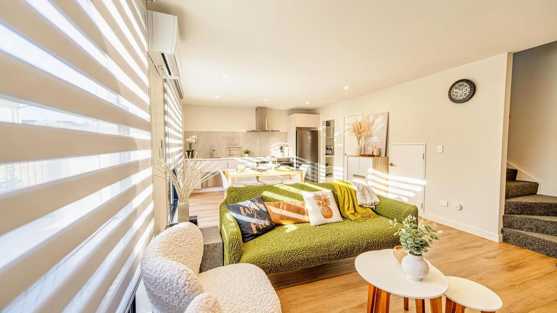3 Bed Home With Pool Table, Near Westfield Mall Christchurch Apartment