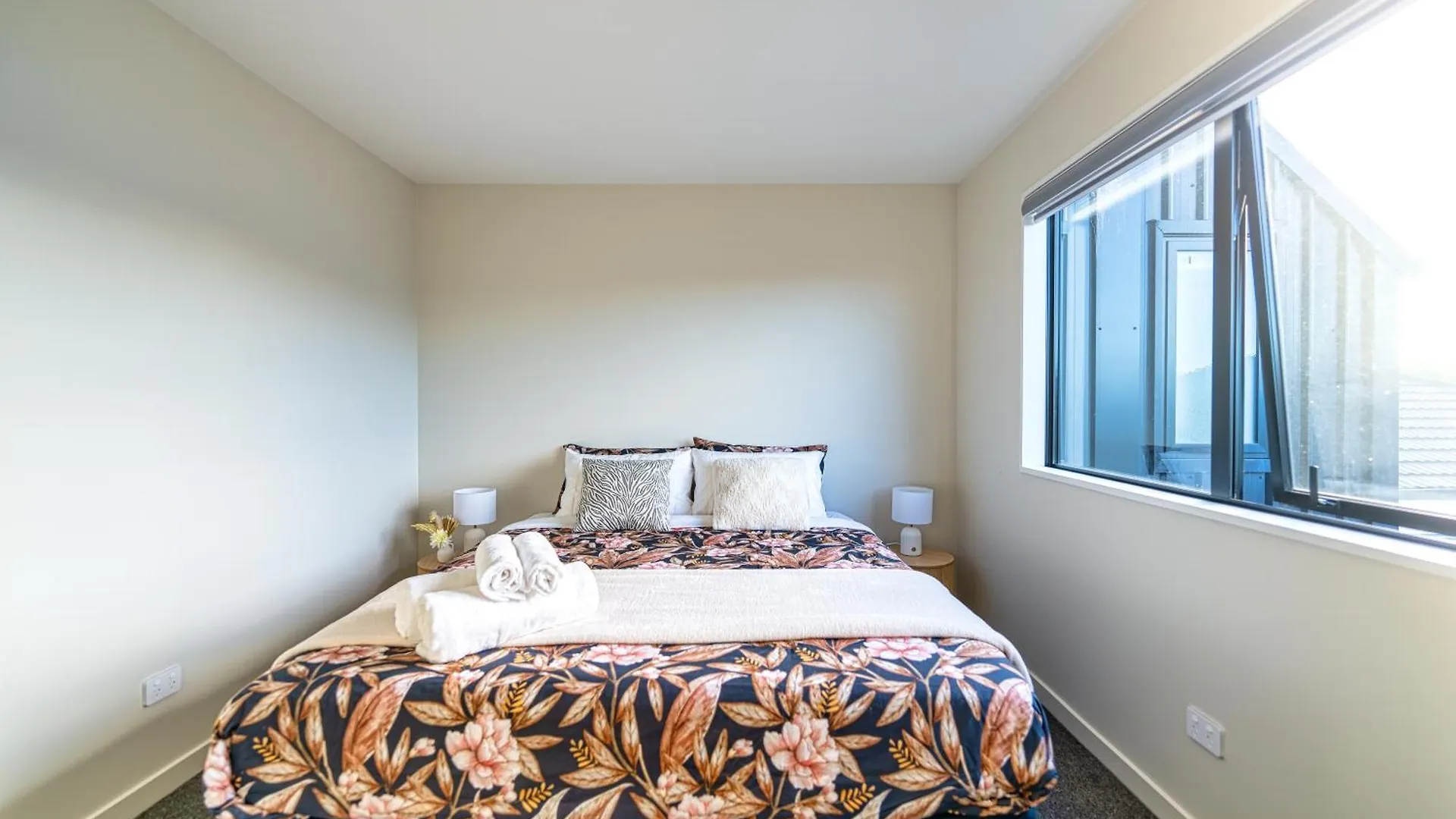 3 Bed Home With Pool Table, Near Westfield Mall Christchurch Apartment