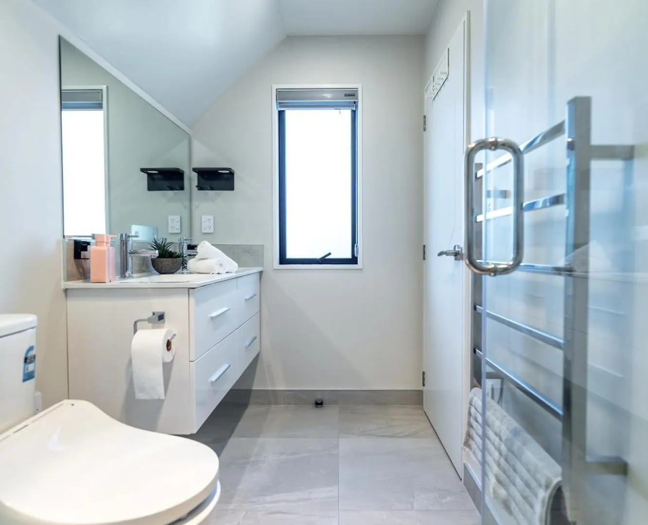 3 Bed Home With Pool Table, Near Westfield Mall Christchurch