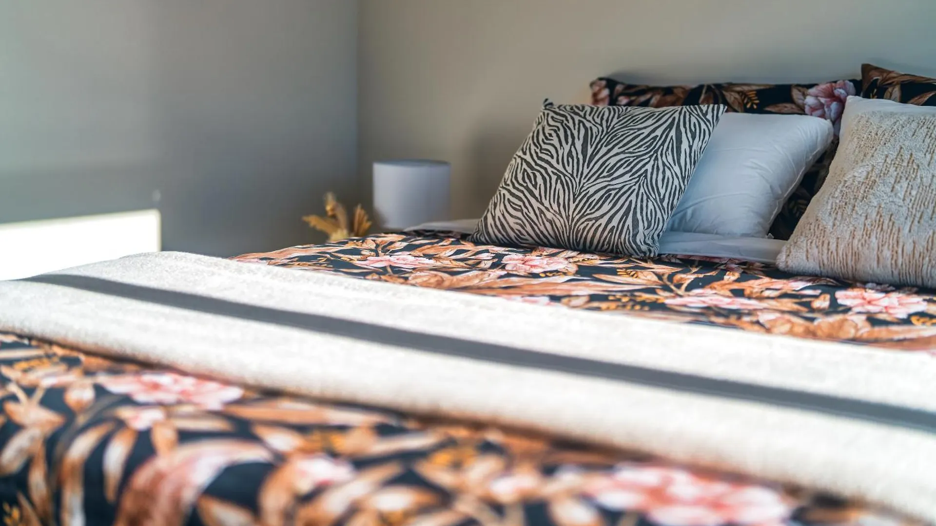 Apartment 3 Bed Home With Pool Table, Near Westfield Mall Christchurch