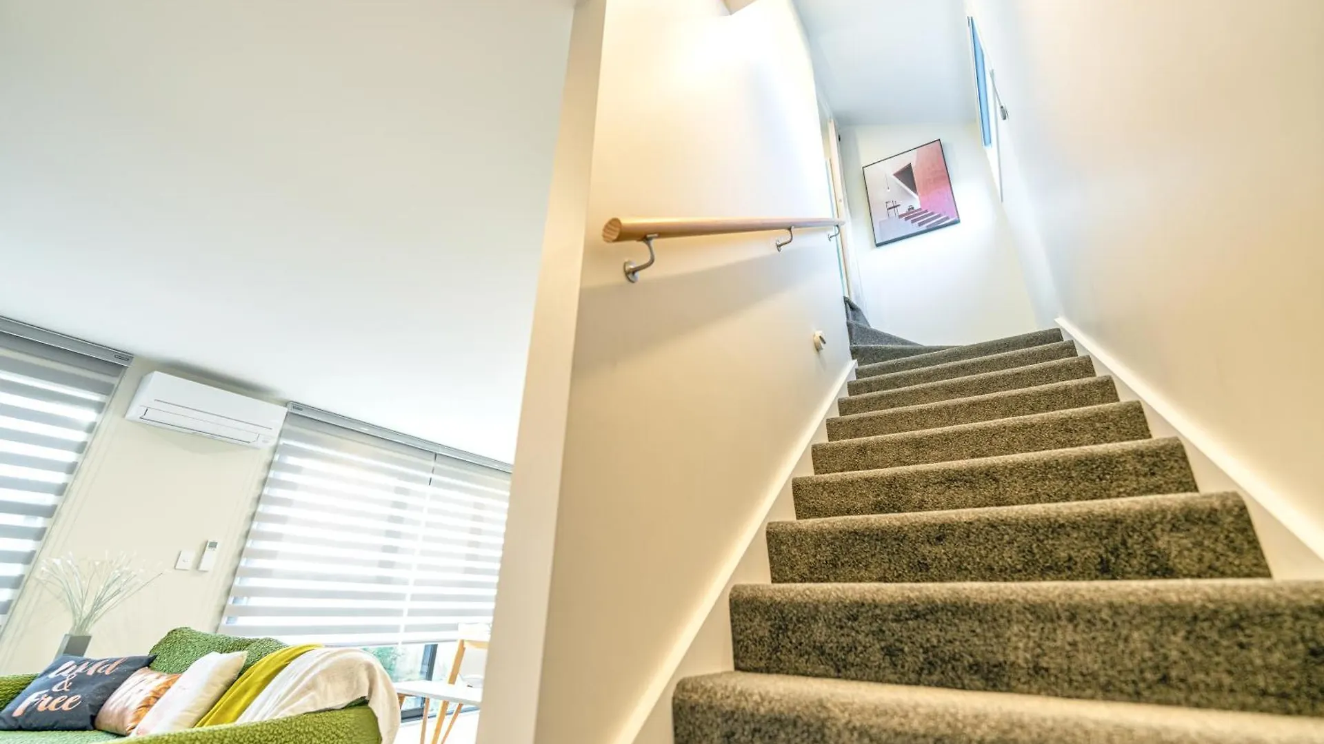 Apartment 3 Bed Home With Pool Table, Near Westfield Mall Christchurch