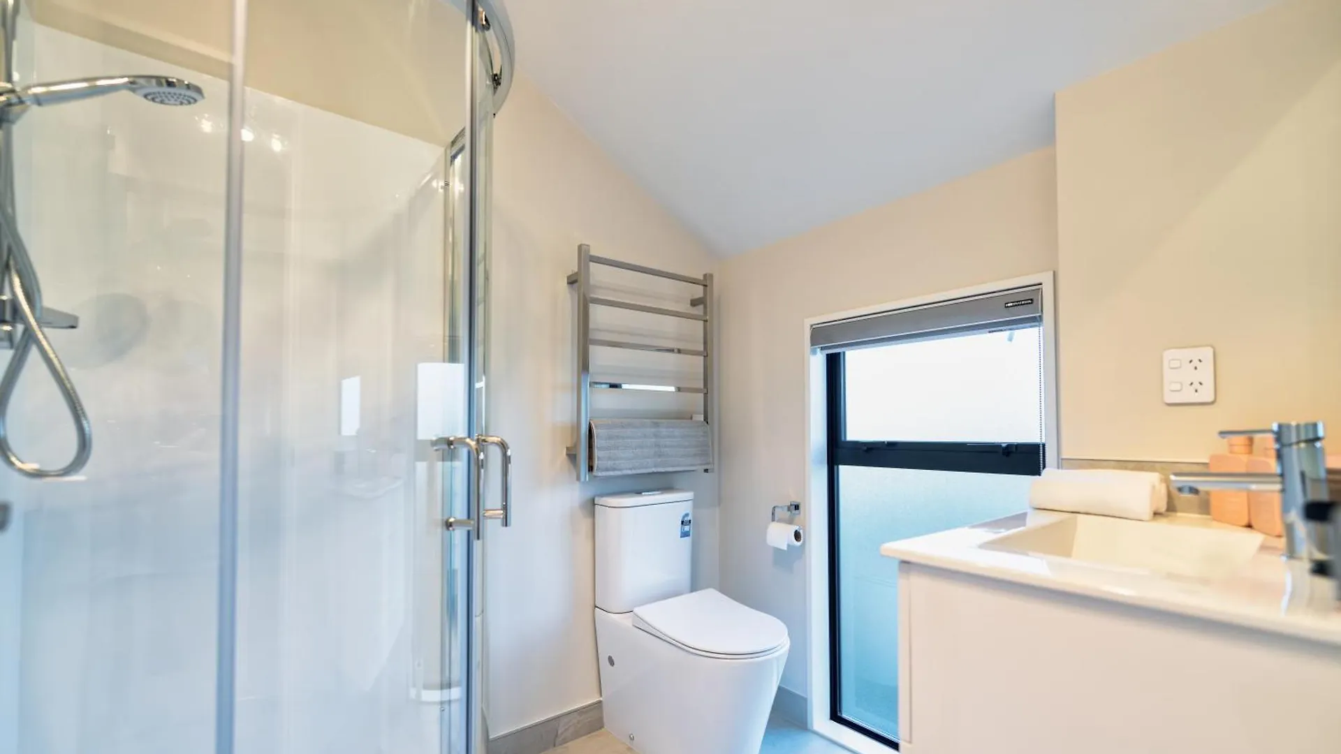 3 Bed Home With Pool Table, Near Westfield Mall Christchurch Apartment